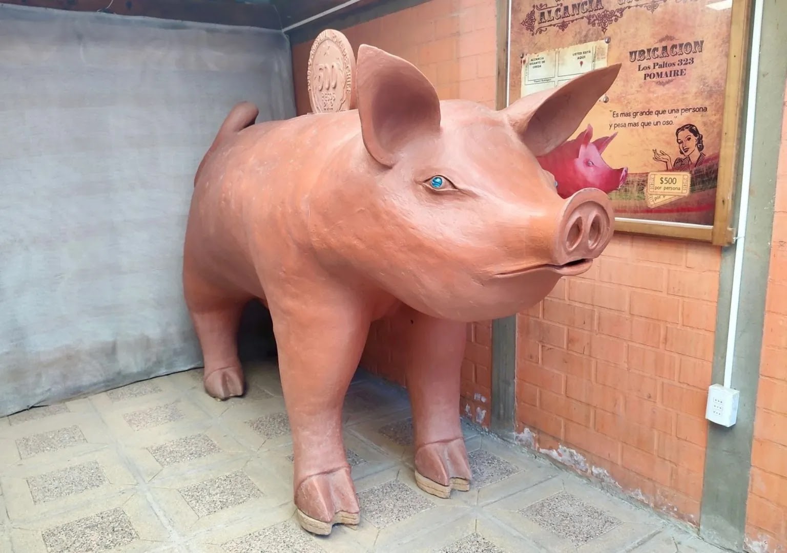 El famoso chancho alcancía gigante de greda en Pomaire