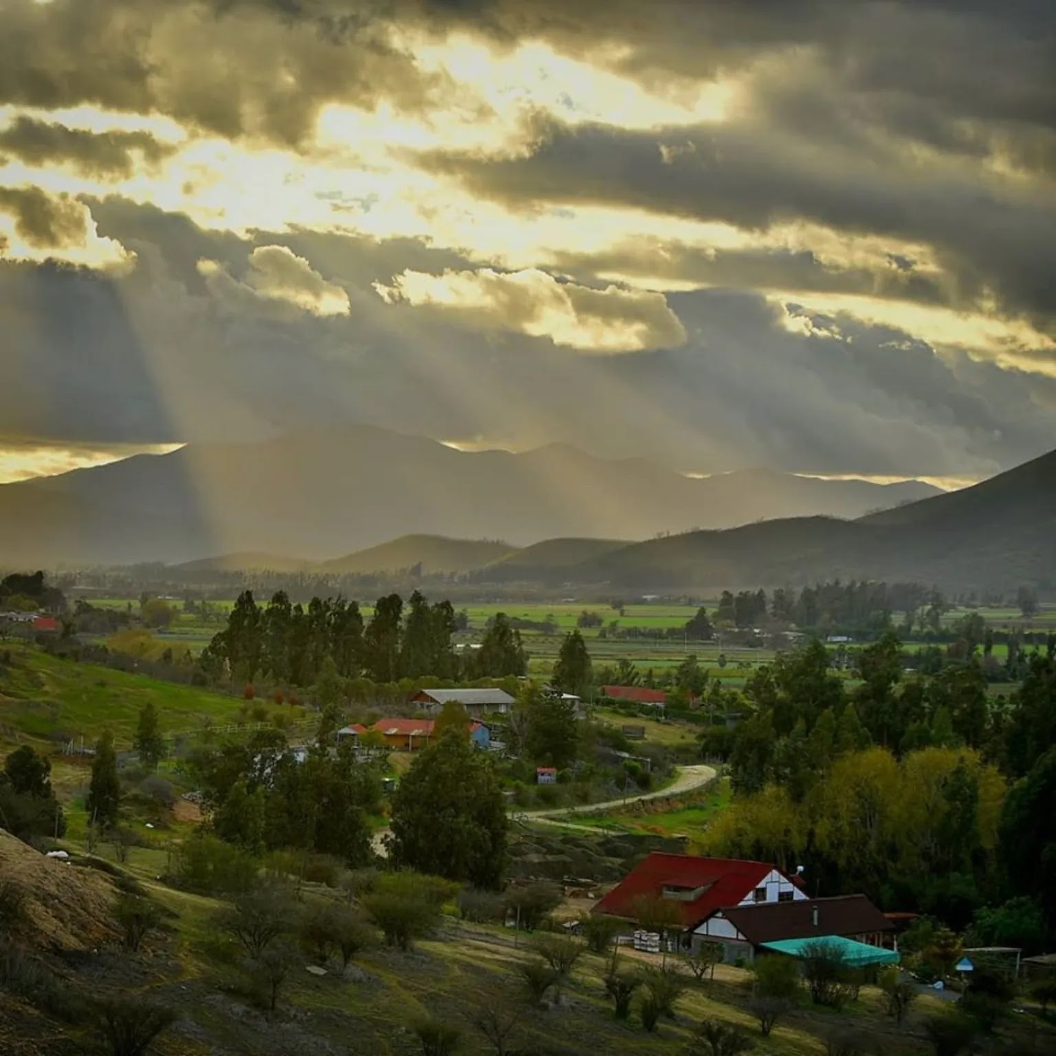 El valle de Pomaire al atardecer, entre cerros de la Cordillera de la Costa