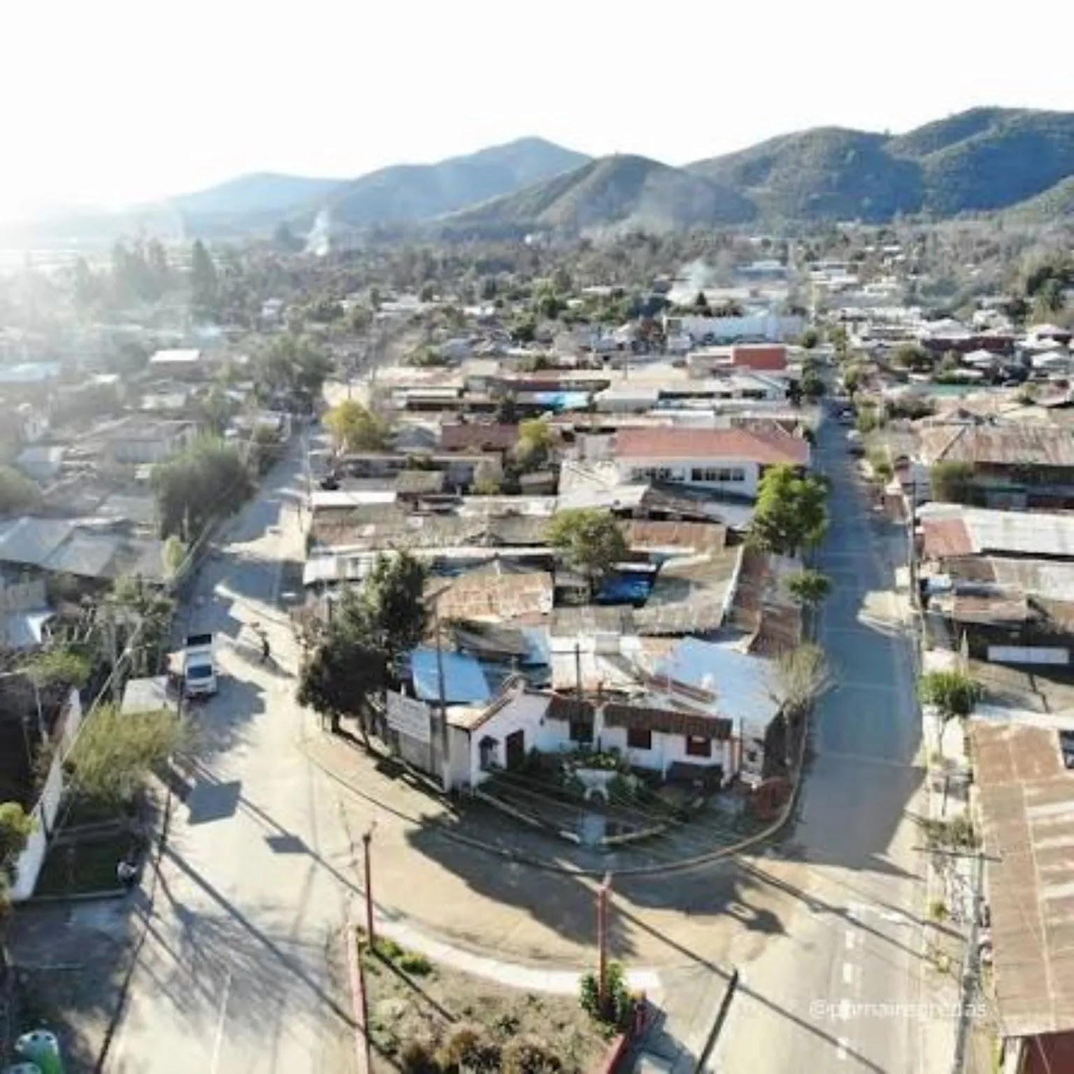 Vista aérea del pueblo de Pomaire con sus cerros y calles